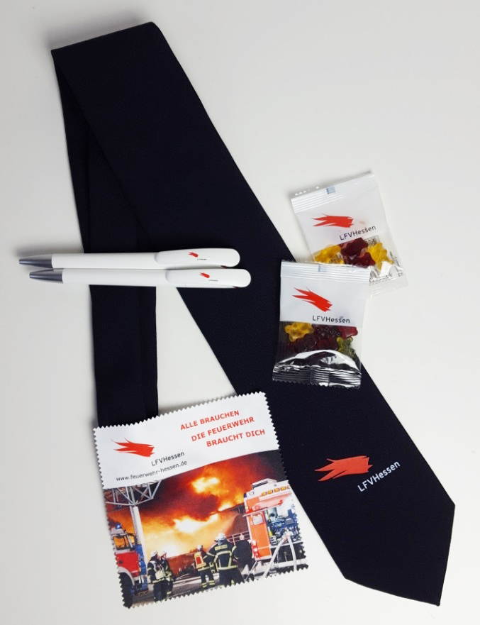 Verschiedene Werbeartikel vom dem Logo des Landesfeuerwehrverbandes Hessen bedruckt